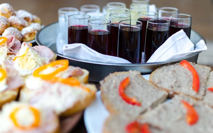 Elegantný catering raut na podujatí