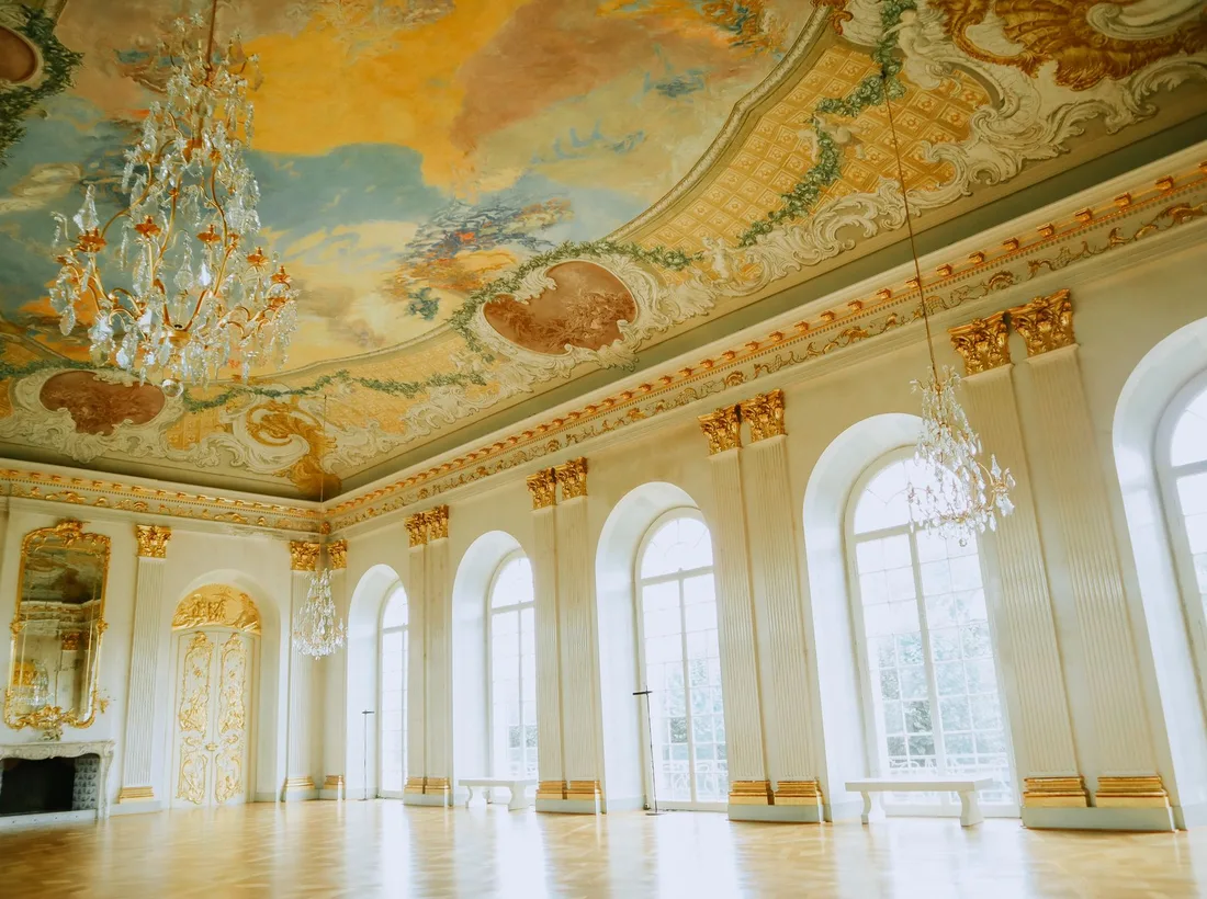 Elegantná sála Grand s krištáľovými lustrama a pripravenou banketovou výzdobou