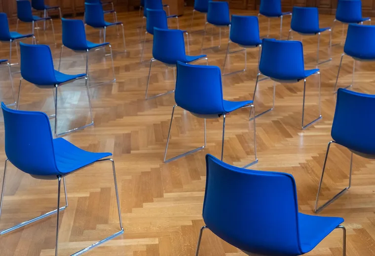 Moderná konferenčná sála s elegantnými stoličkami